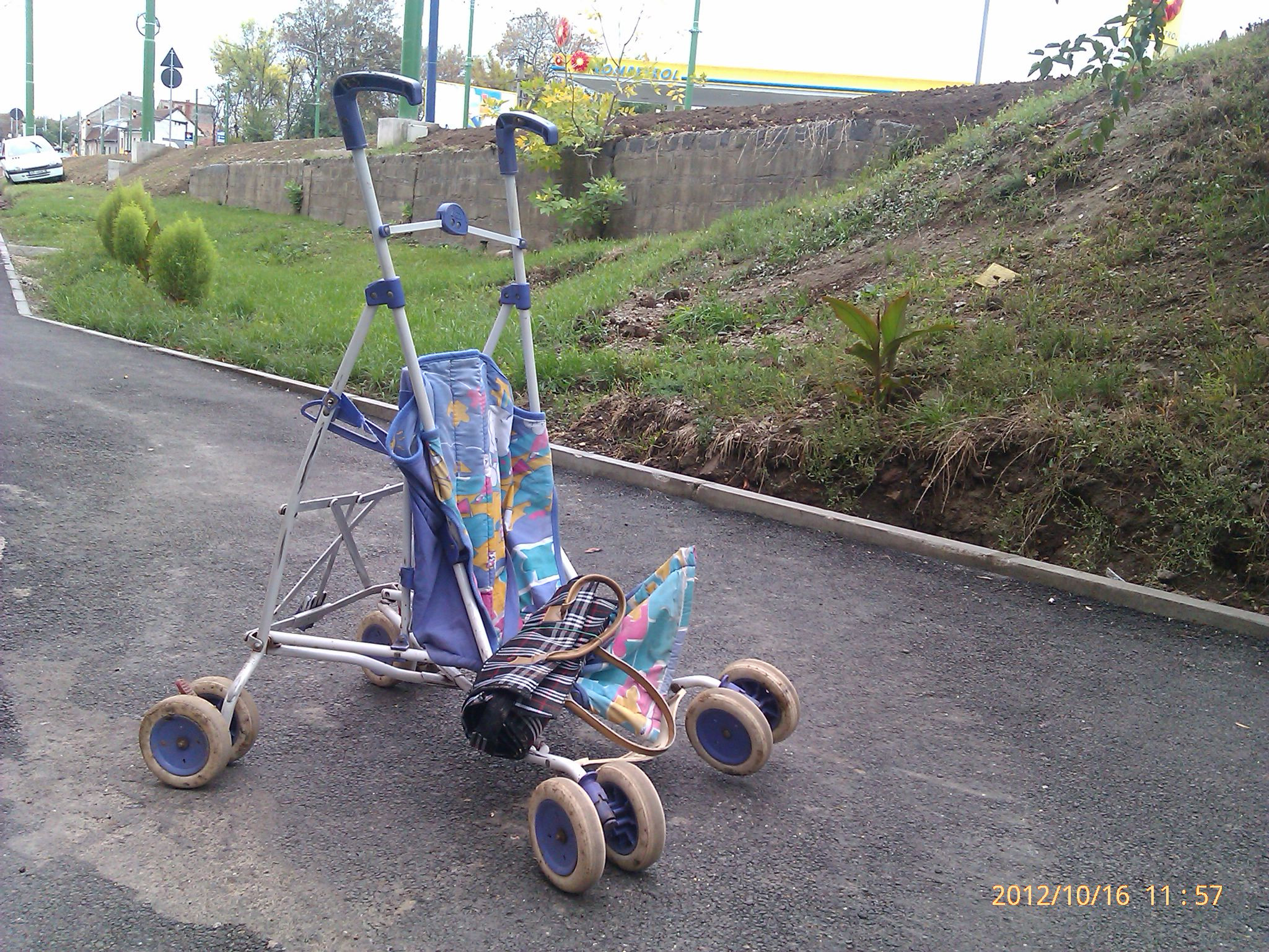 Un aradean a sarit cu masina de pe pod si a lovit pe trotuar o femeie cu un copil in carucior