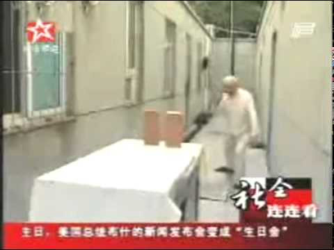 Un chinez sustine ca poate muta diferite obiecte cu ajutorul energiei Chi. VIDEO