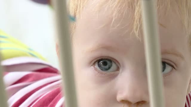 Uitati de parinti si de stat, zeci de copii cresc la Spitalul de Pediatrie din Iasi