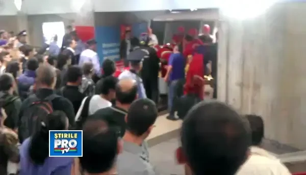 PRIMELE IMAGINI de la statia Dristor 1, unde o femeie s-a aruncat in fata metroului