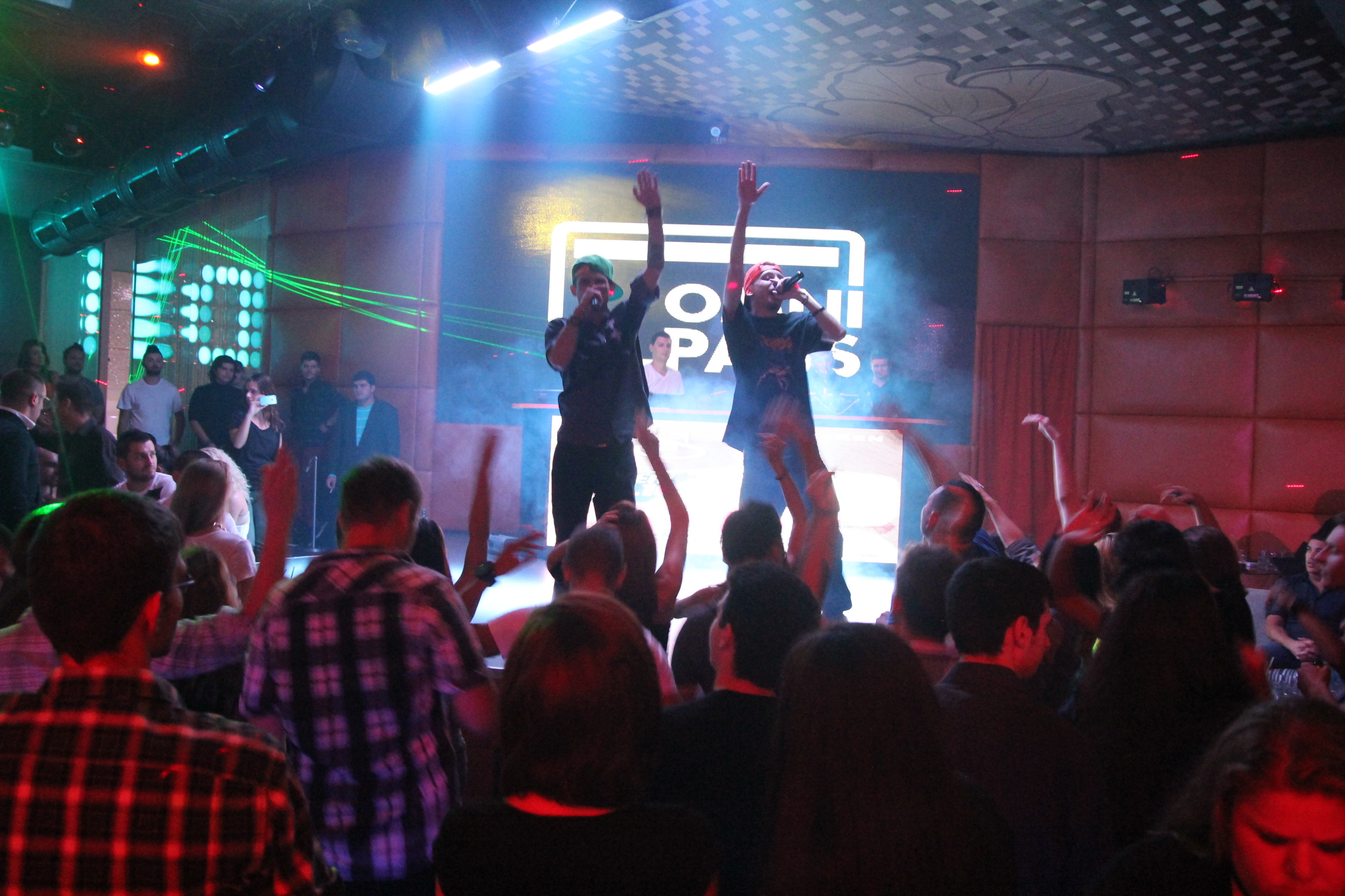 Seara SOPHIEsticata intr-un club din Timisoara, alaturi de Maximilian. Vezi GALERIE FOTO