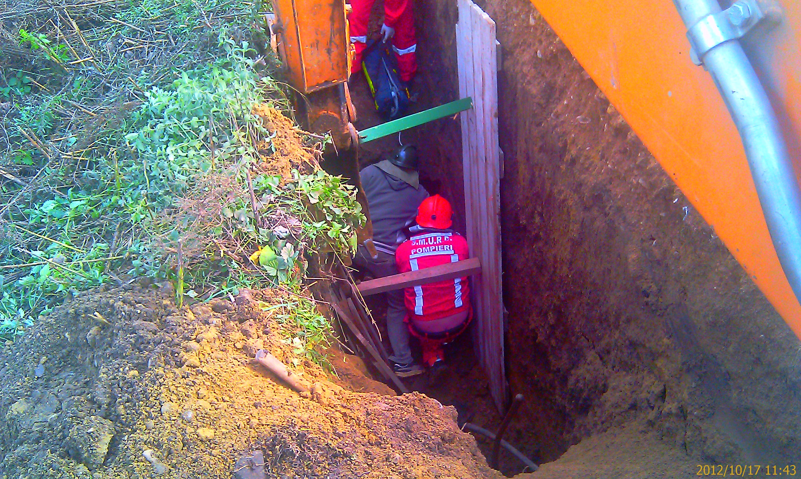Un tanar de 22 de ani a murit dupa ce malurile unui sant s-au surpat si au cazut peste el