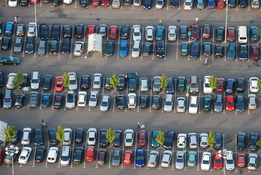 Un studiu controversat: Femeile parcheaza masina mai bine decat barbatii!