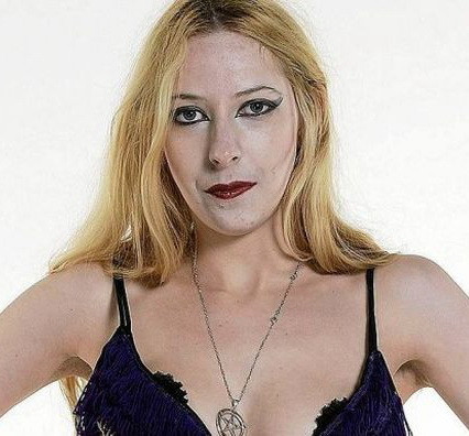 Cand merge pe strada toate privirile sunt indreptate catre ea. Trupul ei sfideaza orice lege. FOTO