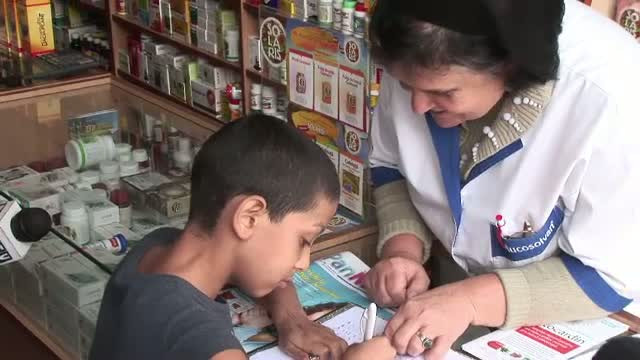 Descult, sarac lipit, dar disperat sa invete carte. Povestea copilului pe care il educa farmacista