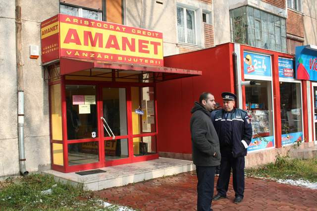 Jaf la o casa de amanet din centrul Hunedoarei. Hotul a fugit cu mai multe bijuterii
