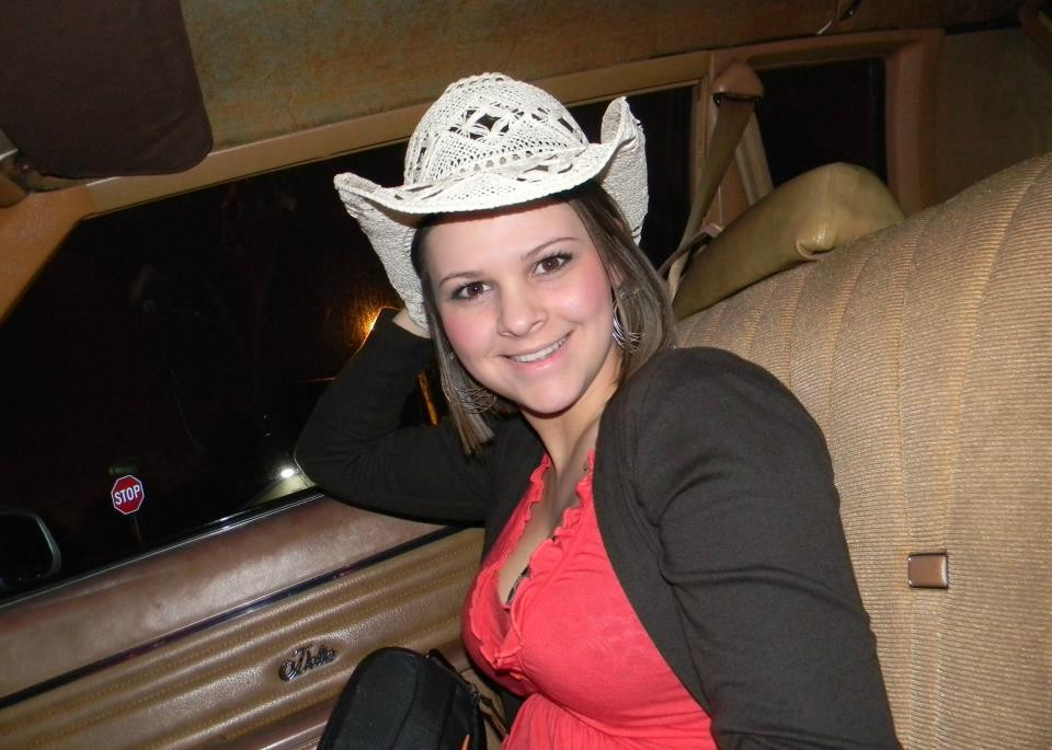 A disparut in 2 MINUTE. Sotul tinerei: "Nimeni nu mai stie nimic de ea. Parca a intrat in pamant"