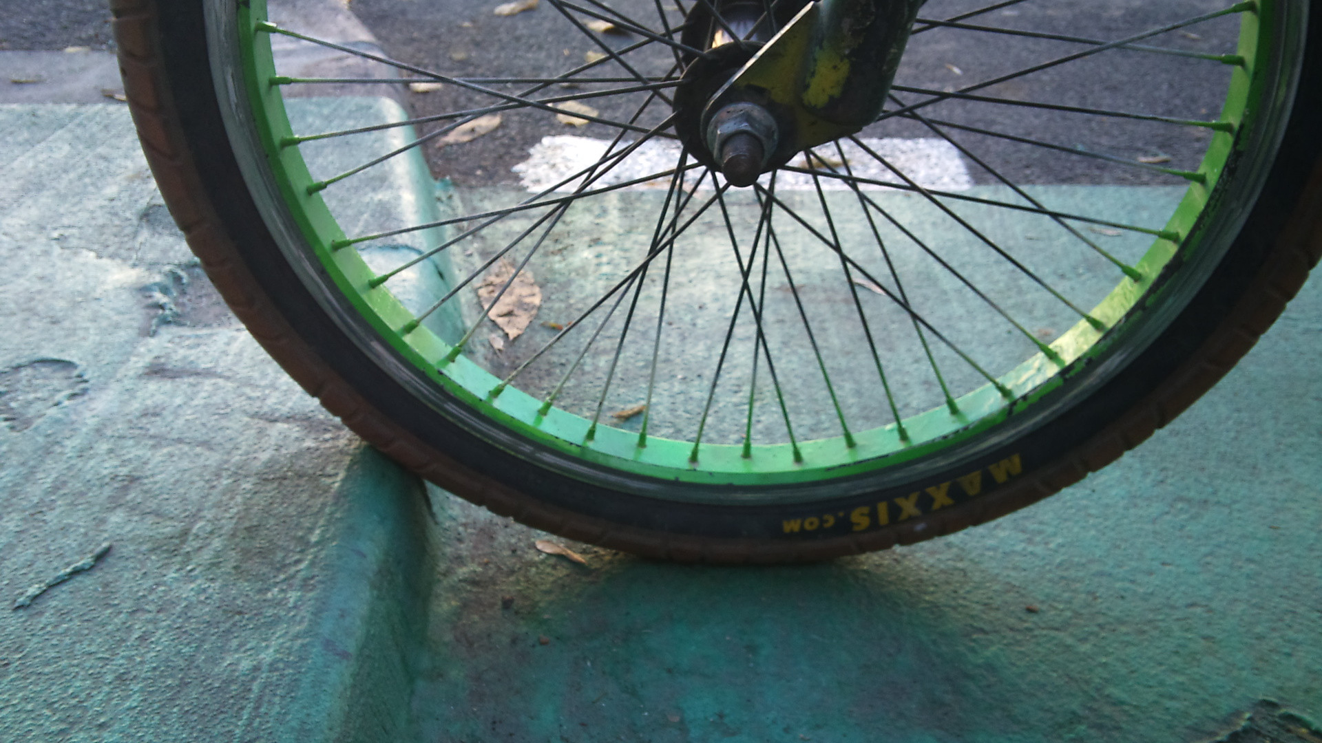 Sa mergi fara probleme cu bicicleta pe pistele special amenajate, trebuie sa... cobori de pe ea