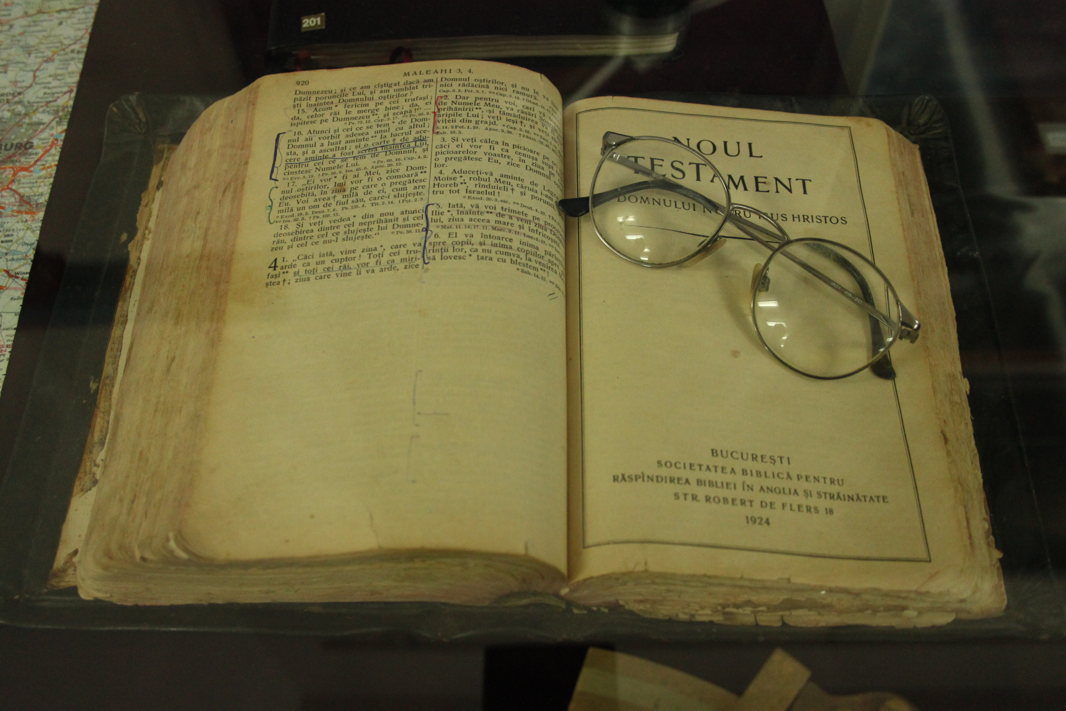 Biblia pe diapozitiv, vizibila la microscop, expusa la Satu Mare alaturi de alte 150 de biblii