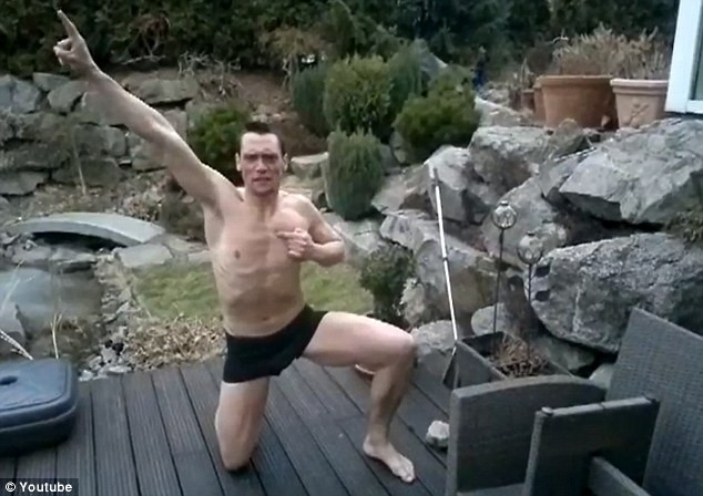 VIDEO. A vrut sa impresioneze, dar a fost penibil. Ce pateste acest tanar, cand sare in piscina