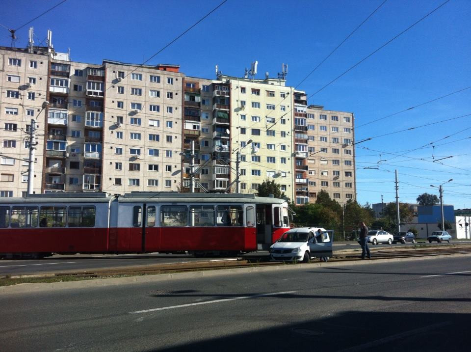 Accident in Piata Rogerius din Oradea. Un tramvai a lovit o masina care nu i-a acordat prioritate