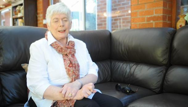 Aceasta femeie sufera de o boala foarte ciudata: nu-si poate deschide ochii decat atunci cand canta