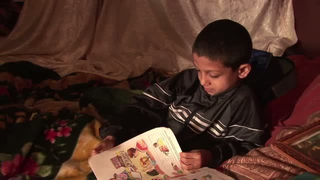 Si TU poti sa-l ajuti pe copilul de 8 ani care isi face temele descult intr-o farmacie din Craiova