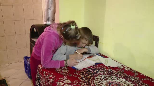 Patru copii au ramas fara alocatii, din cauza datoriilor parintilor: 8 lei, in loc de 168