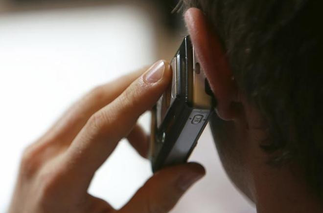 Un pensionar a primit o factura de telefon care l-a socat. Operatorul sustine ca a vorbit 43 de ore intr-o singura convorbire