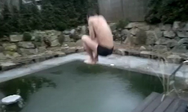 Ce a PATIT dupa ce s-a aruncat intr-o piscina INGHETATA! VIDEO