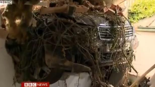 VIDEO. S-a trezit, la propriu, cu o masina in dormitor. Spaima teribila a unui adolescent britanic