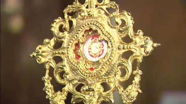 Picaturi din sangele Papei Ioan Paul al II-lea vor fi purtate duminica pe strazile din Capitala