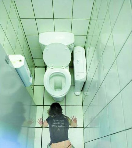 A ascuns o CAMERA IN BAIE pentru a vedea CE FAC ANGAJATELE.Urmarea i-a lasat pe toti cu GURA CASCATA