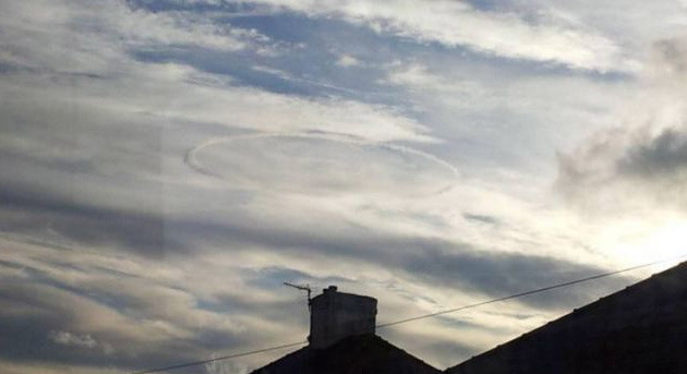 Un britanic e convins ca a fotografiat un OZN. "Curtea vecinului meu s-a umplut de pasari moarte"