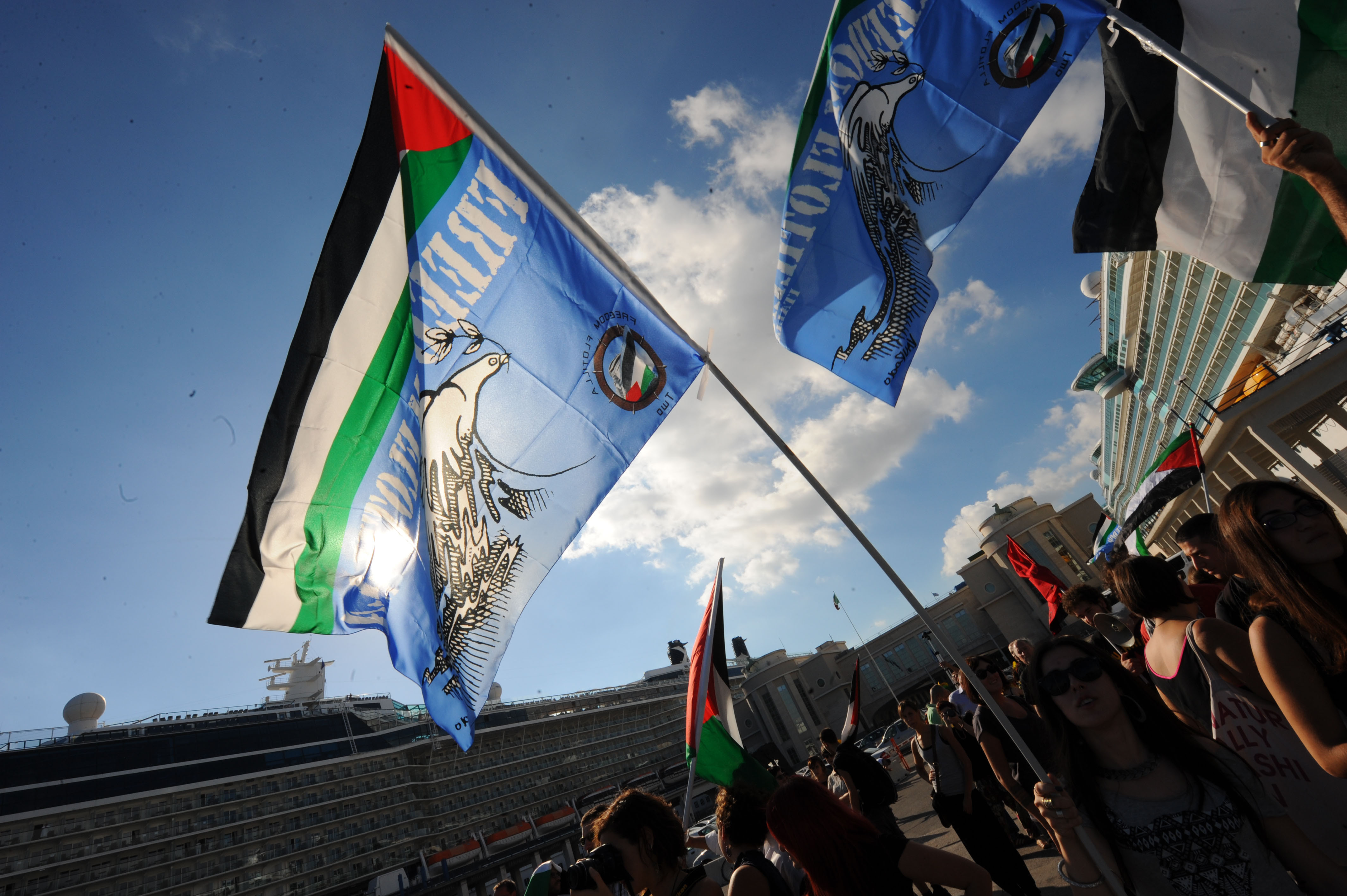 O nava propalestiniana, cu 5 deputati europeni la bord, IMOBILIZATA de fortele israeliene