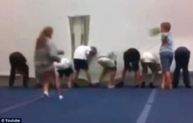 CLIPUL SAPTAMANII. Cum s-a razbunat o eleva pe un coleg care o tachina. VIDEO