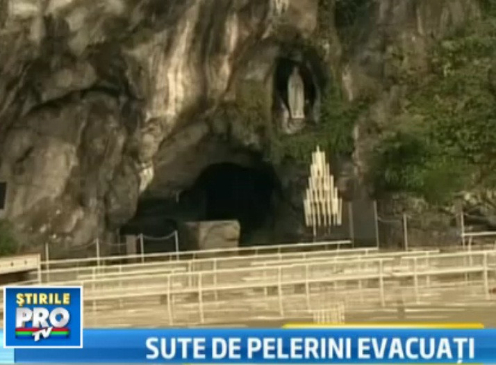 "Pacatuim si Madona ne-a pedepsit". Ploaia ca la potopul biblic a oprit rugaciunile la Lourdes