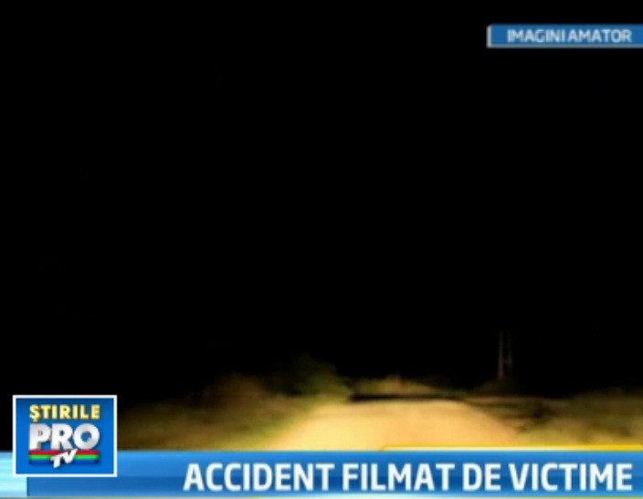 Cursa nebuna pe drum de tara. Cativa tineri din Galati s-au filmat in timp ce se rasturnau cu masina