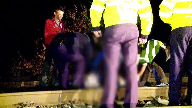 Fata de 13 ani care a murit cazand din tren ar fi vrut sa fumeze. A deschis usa din cauza mirosului