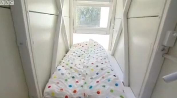 VIDEO. Cea mai ingusta casa din lume: "Daca imi comand o pizza, nu-mi incape pe usa"