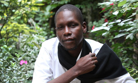 Puscarias, regizor de teatru si fotbalist:Cum traieste alegerile din SUA fratele anonim al lui Obama