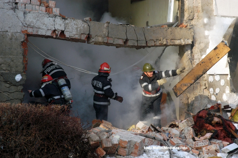 Cele doua persoane ranite in explozia dintr-un bloc din Targu Carbunesti, aduse la Spitalul de Arsi