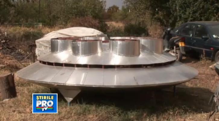 Oltenii se viseaza in spatiu. Doi gospodari vor sa construiasca un OZN, dar le lipseste motorul