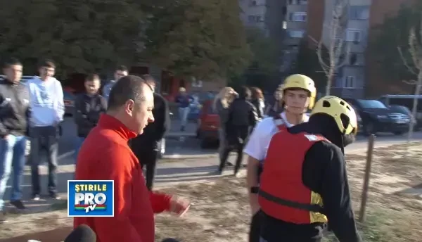 Liceenii din Oradea au curatat de gunoaie raul Crisul Repede cu ajutorul unor barci pneumatice