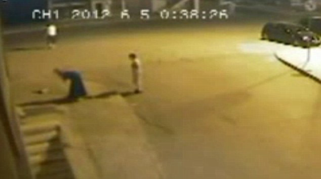 Scene ca in Evul Mediu, surprinse intr-un cartier sarac din Turcia. O fata a nascut in plina strada