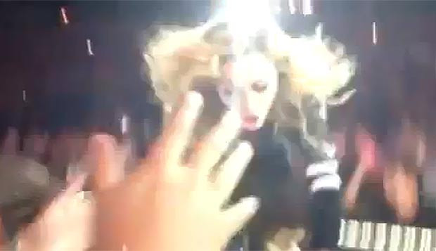 Madonna, pusa la pamant de un fan prea entuziast. Reactia cantaretei dupa incident. VIDEO