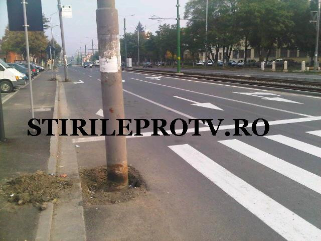Afla de ce au ramas acesti stalpi pe sosea, pe Calea Timisorii din Arad, reabilitata recent