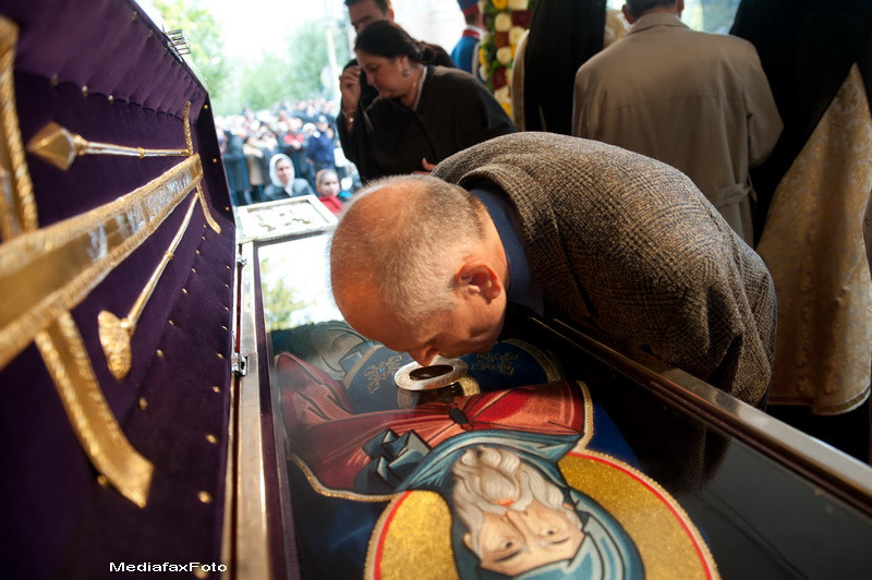 Cozi de 2 km in prima zi a pelerinajului de la Patriarhie, pentru a saruta moastele a 4 sfinti