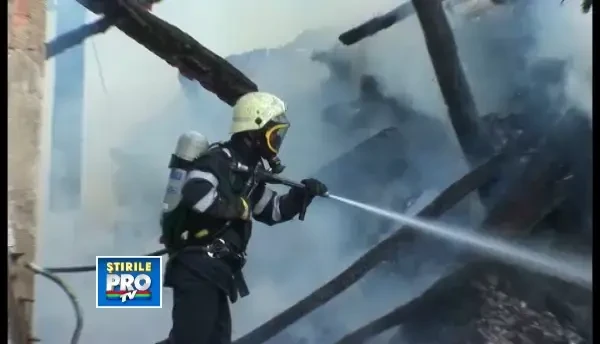 Doua familii se gandesc cu groaza la iarna care vine dupa ce locuintele lor s-au facut scrum