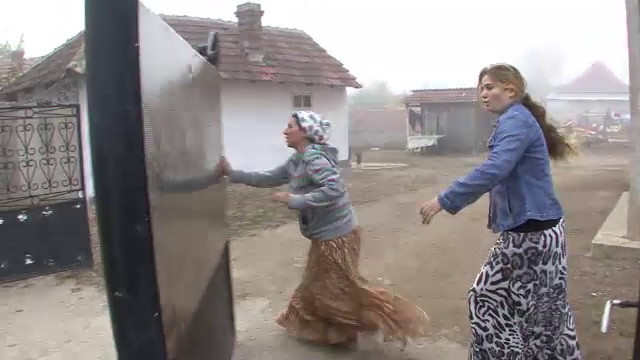 Circul tigancilor din Strehaia, suspectate de politie de evaziune: "Plecati si lasati-ma dracu'"