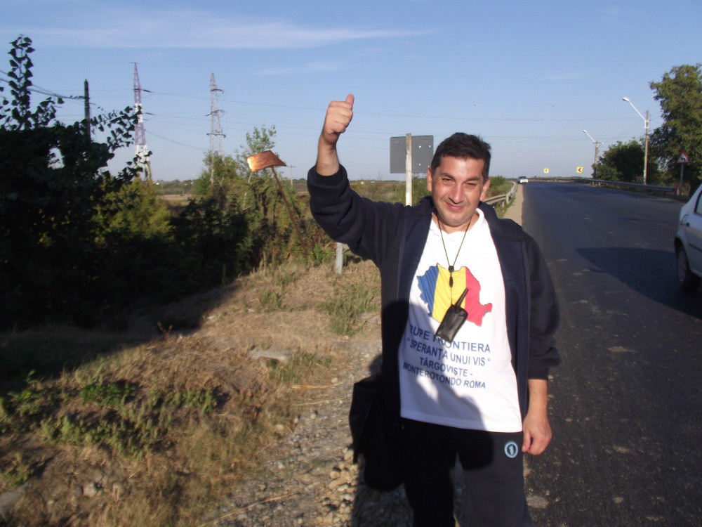 Un roman reface traseul lui Badea Cartan, dupa 100 de ani. De ce merge pe jos pana la Roma