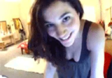 Sotul era in Afganistan, sotia era acasa. Ce a facut la webcam i-a bagat pe amandoi la puscarie