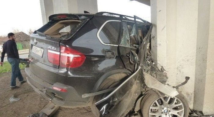 Minune pe o sosea din Rusia, dupa un accident grav. Soferul si pasagerul acestuia au supravietuit