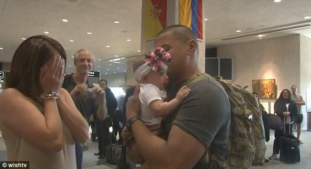 Momentul EMOTIONANT in care un soldat din Afganistan isi vede fetita pentru prima data! VIDEO