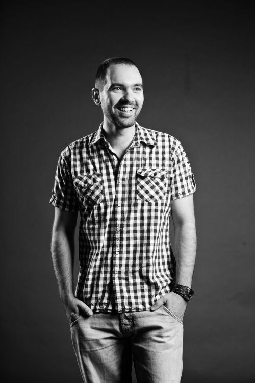 „Genial, amuzant, inversunat si misogin”. Inegalabilul Teo este asteptat luni la Timisoara