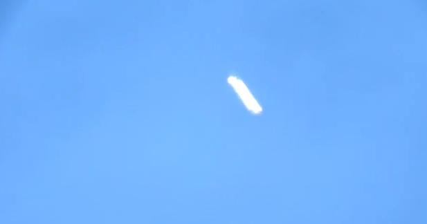 VIDEO. Un OZN cilindric a plutit timp de 2 ore pe cer, in Kentucky. Martori: "Nu se deplasa"
