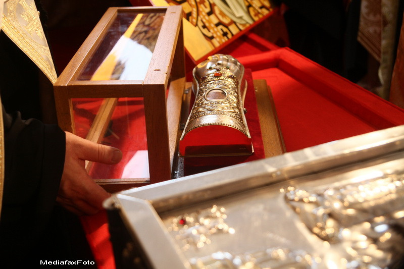 Zi mare de pelerinaj de Sfantul Dumitru la Bucuresti si Constanta.Mii de oameni s-au rugat la moaste