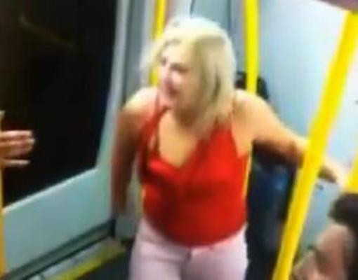 Ce a facut o blonda intr-un metrou din Sydney de a fost aruncata de ceilalti pasageri din vagon