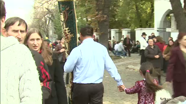 Imagini UNICE la pelerinajul de pe Dealul Mitropoliei: si-au adus COVORUL din sufragerie la sfintit
