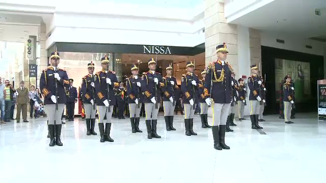 Parada si echipamente militare in mall-uri. Cum incearca Armata Romana sa ii atraga pe tineri